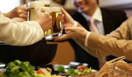 吃瓜爆料男子喝酒视频